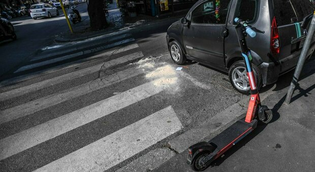 Incidente in monopattino a Roma, morto un uomo di 34 anni in via Chiana travolto da un'auto