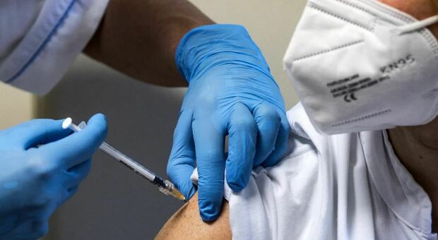 Finte vaccinazioni ai No vax, arrestato medico di Ravenna: 79 i Green pass falsi sequestrati