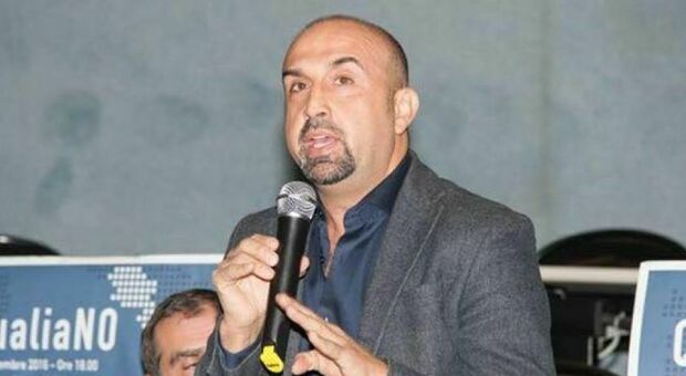 «Ladri di case, 4 anni senza pagare», l'ex sindaco di Qualiano sbotta su Facebook