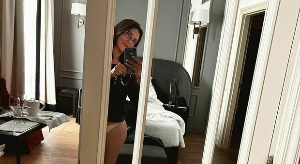 Sabrina Ferilli sexy su Instagram, lo scatto in intimo fa infiammare i fan: «Riflessi belli»