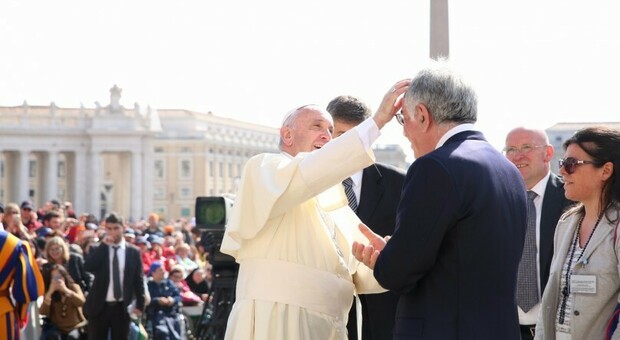 Papa Francesco benedice il giornalista Angelo Scelzo