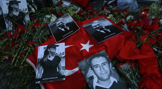 Istanbul, il governo: identificato il killer. Arrestati presunti complici