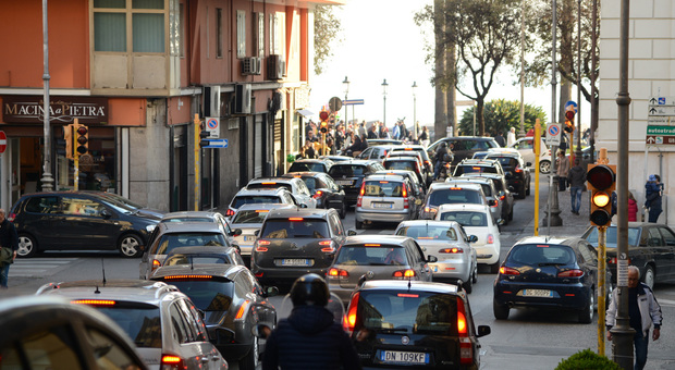 Caos viabilità a Salerno, il sindaco: «Colpa del traffico in autostrada»