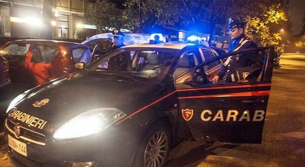 Trovato con la droga nel marsupio e a casa prende a calci i carabinieri: pusher 40enne arrestato