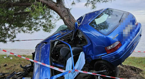 Venezia Lido, incidente da brividi, esce di strada con la Citroen Saxo e l'auto si conficca in un albero: 20enne in terapia intensiva