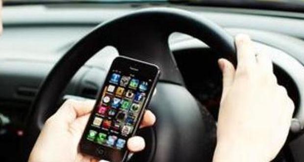 Alla guida dell’auto col telefonino: oltre 1000 le violazioni nel 2015