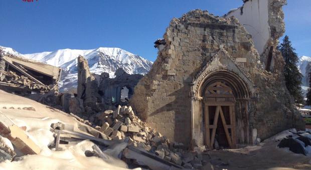 Scossa 3.8 ad Amatrice: crolla parete della chiesa di Sant'Agostino