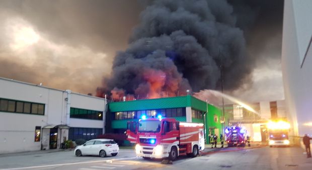 Pauroso incendio devasta la Roncadin, azienda colosso delle pizze surgelate