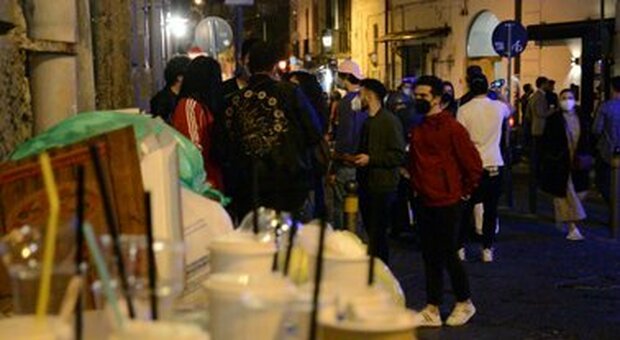 Coprifuoco a Napoli con la movida fuori controllo: blitz di vigili e polizia per sgomberare i baretti