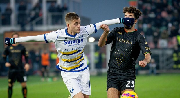 Tudor e Simeone ribaltano Zanetti nel secondo tempo. Ancora a secco di vittorie i lagunari nel derby veneto. Venezia e Hellas finisce 3-4