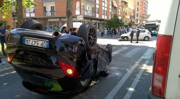 Latina, incidente all'incrocio in centro: auto si capovolge, due persone ferite