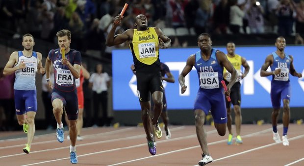 Bolt non finisce l'ultima gara: crolla a terra nella 4x100 mondiale