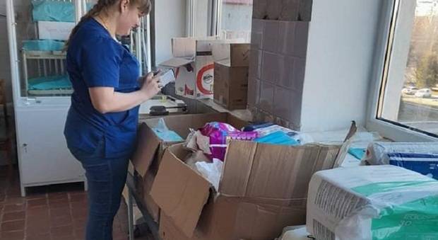 Porta i cinque figli in salvo a Terni poi torna in Ucraina con medicinali e alimenti: la staffetta di Volodymyr
