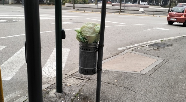 Rifiuti, i furbetti cambiano strategia: l'immondizia nei cestini della città. Il sindaco: «Li prenderemo»