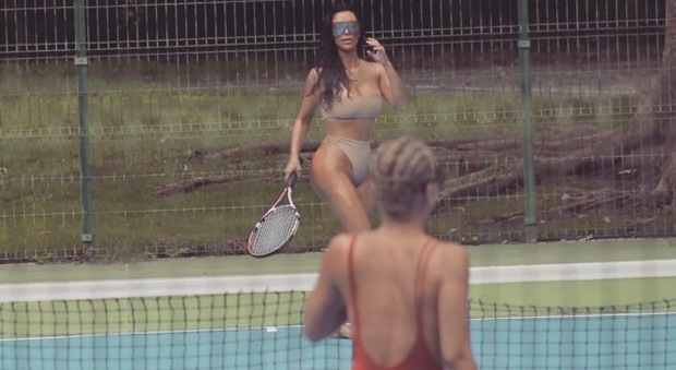 Kim Kardashian, la partita a tennis su Instagram è a luci rosse