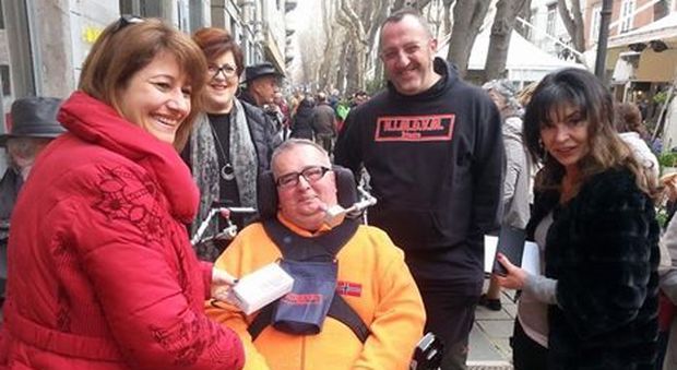 Disabile derubato: il popolo social si mobilita e gli regala un cellulare nuovo