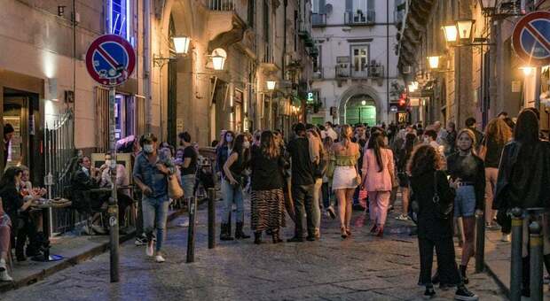 Movida a Napoli, interviene il sindaco: «Alcol senza regole, si va verso la stretta»