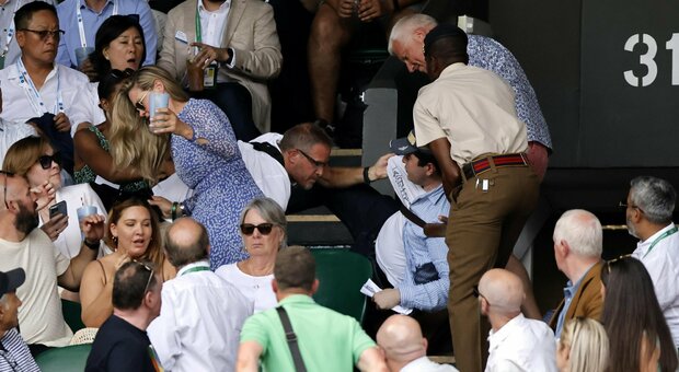 Si alza e urla «dov'è Peng Shuai?»: spettatore cacciato dal campo durante la finale di Wimbledon