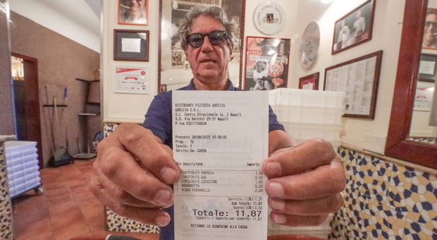 Bollette, a Napoli gli aumenti sullo scontrino della pizza: «Così rispondo a chi mi dice che costa troppo»