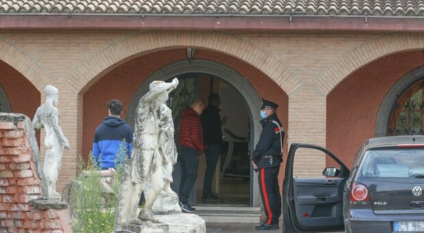 Roma, fratelli Casamonica lasciano il carcere per i domiciliari e organizzano una festa nella villa confiscata: riportati in cella