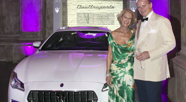 La Maserati all'asta e di fianco Rebecca Cason Thrash e Toto Rossi