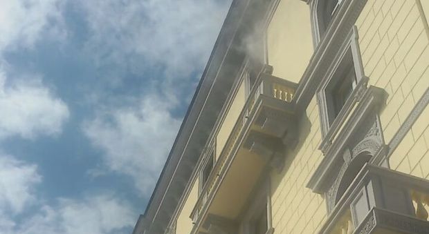 Roma, a fuoco appartamento a piazza Cavour: fumo e paura