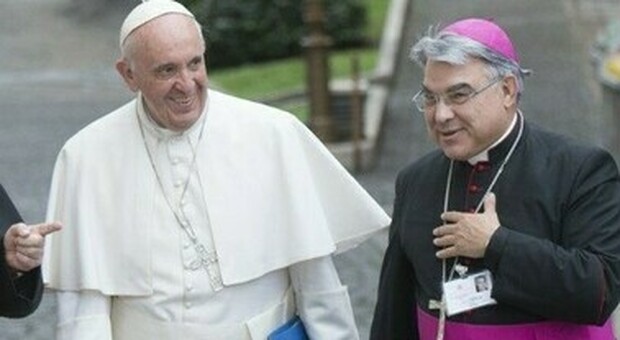Veste in dono al cardinale Semeraro, bufera in paese. L'opposizione: «I 6mila euro in beneficenza». Il sindaco: «Pensiamo ai bisognosi, questo è un omaggio a un nostro figlio»