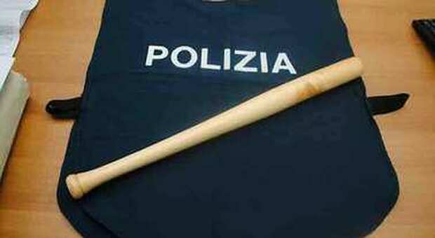 Napoli, a Posillipo sorpreso con una mazza da baseball e una catena: denunciato