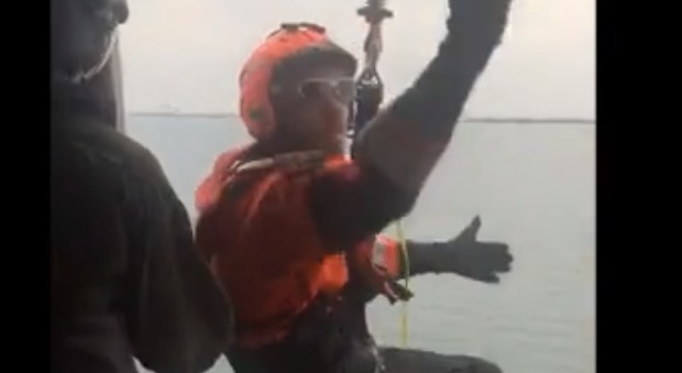 "Uomo in mare", spettacolare intervento salva-vita dell'elicottero della Guardia costiera