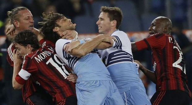 Lazio-Milan 3-1, biancocelesti terzi Menez, Klose e doppietta di Parolo Grave aggressione di Mexes a Mauri