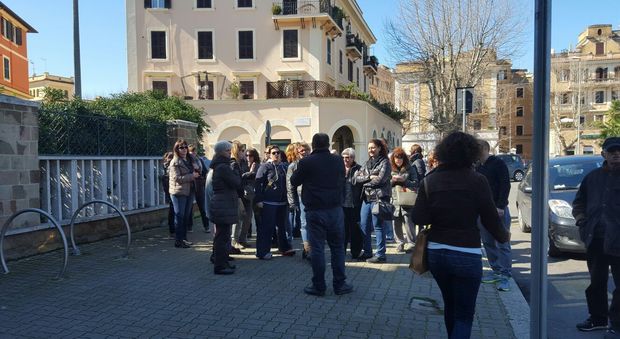 Roma, protesta dei genitori con bimbi disabili: «Noi senza assistenza a scuola»