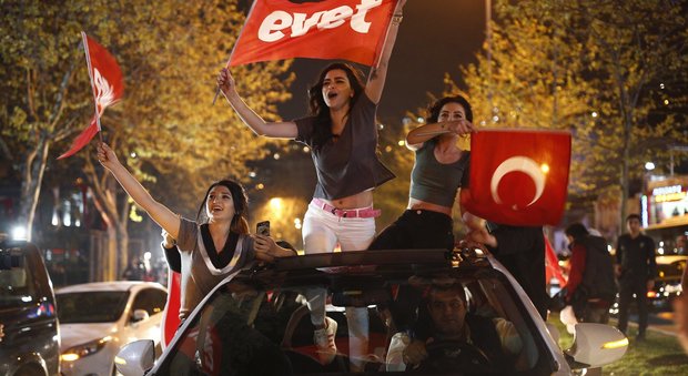 Turchia, tutto il potere a Erdogan. Paese spaccato, l'opposizione denuncia brogli al referendum. Ma Osce boccia il referendum