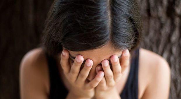 Legata a una sedia e stuprata per mesi: 25enne denuncia gli abusi del fidanzato di vent'anni più grande
