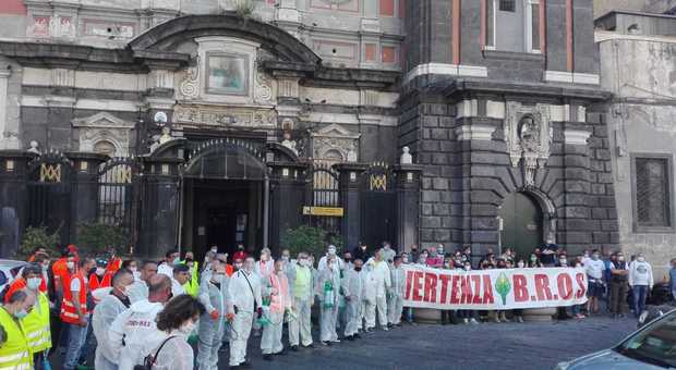 Napoli, i disoccupati dei Bros puliscono e sanificano la chiesa del Carmine