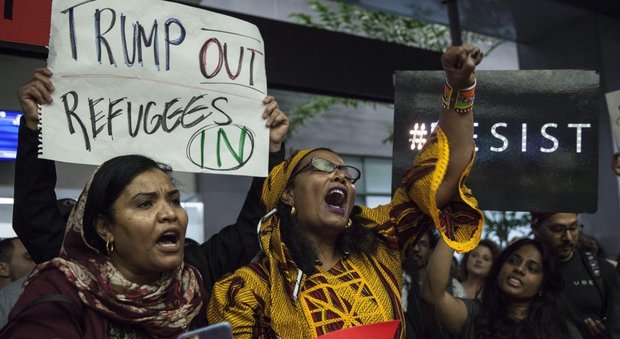 Stop immigrati: rivolta contro Trump Giudice blocca rimpatrio dei rifugiati