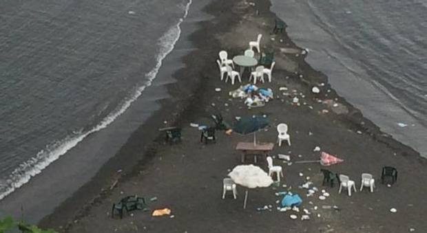 Il picnic degli incivili sulla spiaggia di Torre del Greco: sedie, tavolini e cibo sulla sabbia