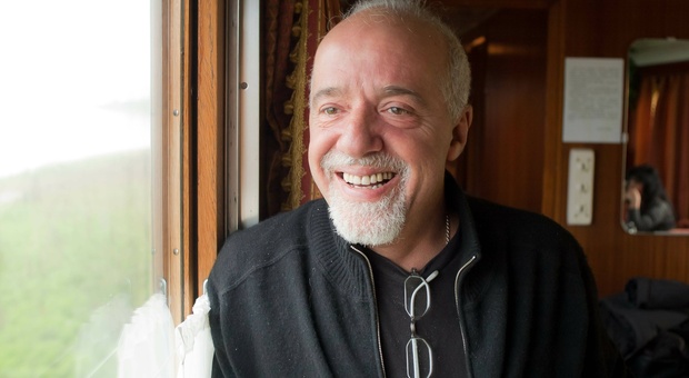 Covid, Paulo Coelho sbotta per la situazione in Brasile: «Sono stufo delle bugie»