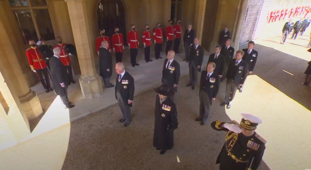Funerali di Filippo, il corteo in abiti civili a causa del principe Harry: l'incontro con il fratello William