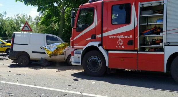 Scontro furgone-Tir sulla Statale Appia, muore la donna alla guida dell'autocarro