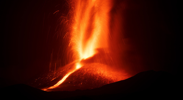 L'Etna continua a dare spettacolo, nuova eruzione nella notte. E Catania si riempie di cenere