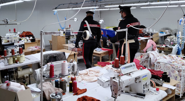 Blitz nel laboratorio tessile cinese: 33 lavoratori irregolari, attività sospesa, multe per 140.000 euro