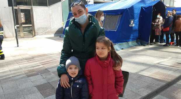 Profughi dall'Ucraina, a Napoli arrivi no-stop: «Salvate i nostri bimbi»