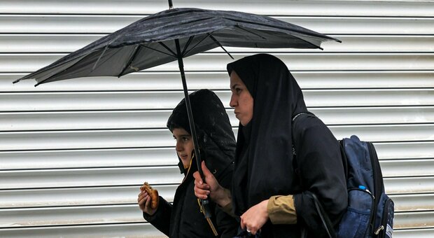 Iran, velo e polizia morale: cosa sta succedendo? Segnali di apertura contraddittori, continuano le proteste