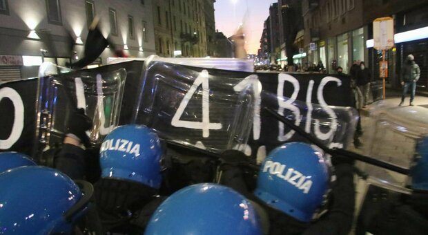 Cospito, scontri a Milano: manifestanti lanciano pietre e petardi contro gli agenti