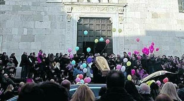 Fondi, folla commossa per l'ultimo saluto ad Alessandra Sanguigni