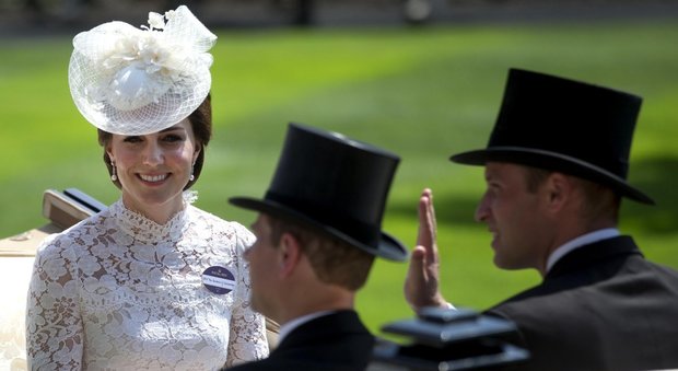 Glamour e cappelli esagerati al Royal Ascot: Kate Middleton sceglie il total white