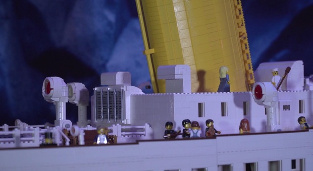 Due bimbi di 10 e 12 anni saltano di peso sul Titanic di Lego: 1500 euro di danni alla mostra Brikmania