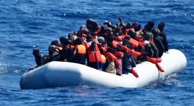 Un barcone in difficoltà nel Mediterraneo con circa 70 persone a bordo - secondo le prime informazioni - si trova in acque internazionali non lontano da Lampedusa. Lo rende noto la nave Jonio - Mediterranea che stava facendo rientro in Italia e che ora s