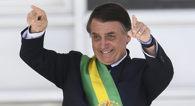Bolsonaro e quelle 35mila pillole di Viagra per i militari: imbarazzo in Parlamento. Il presidente-soldato: «Ecco a cosa servono»