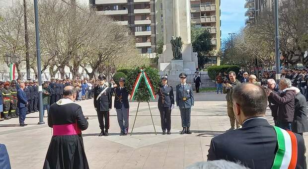 Un momento della cerimonia di oggi in piazza della Vittoria